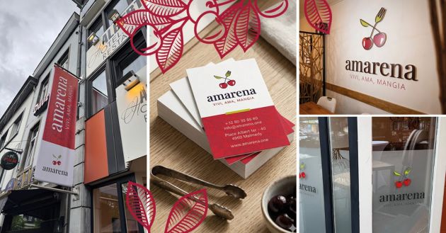 Panneau extérieur du restaurant Amarena avec un logo représentant des cerises, carte de visite sur une table avec couverts, et logo Amarena sur des vitrines.